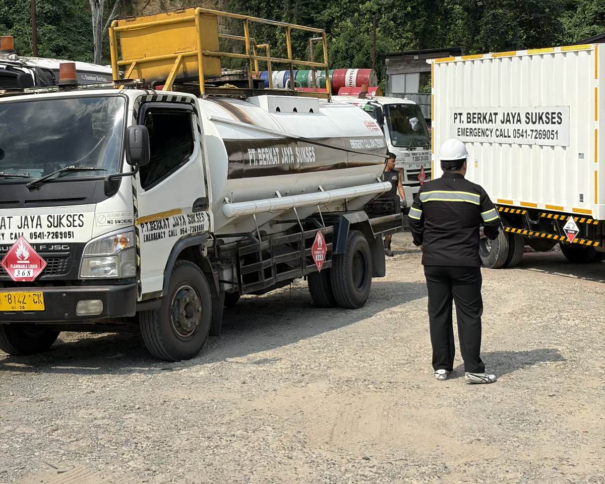 Armada truk tangki PT Berkat Jaya Sukses